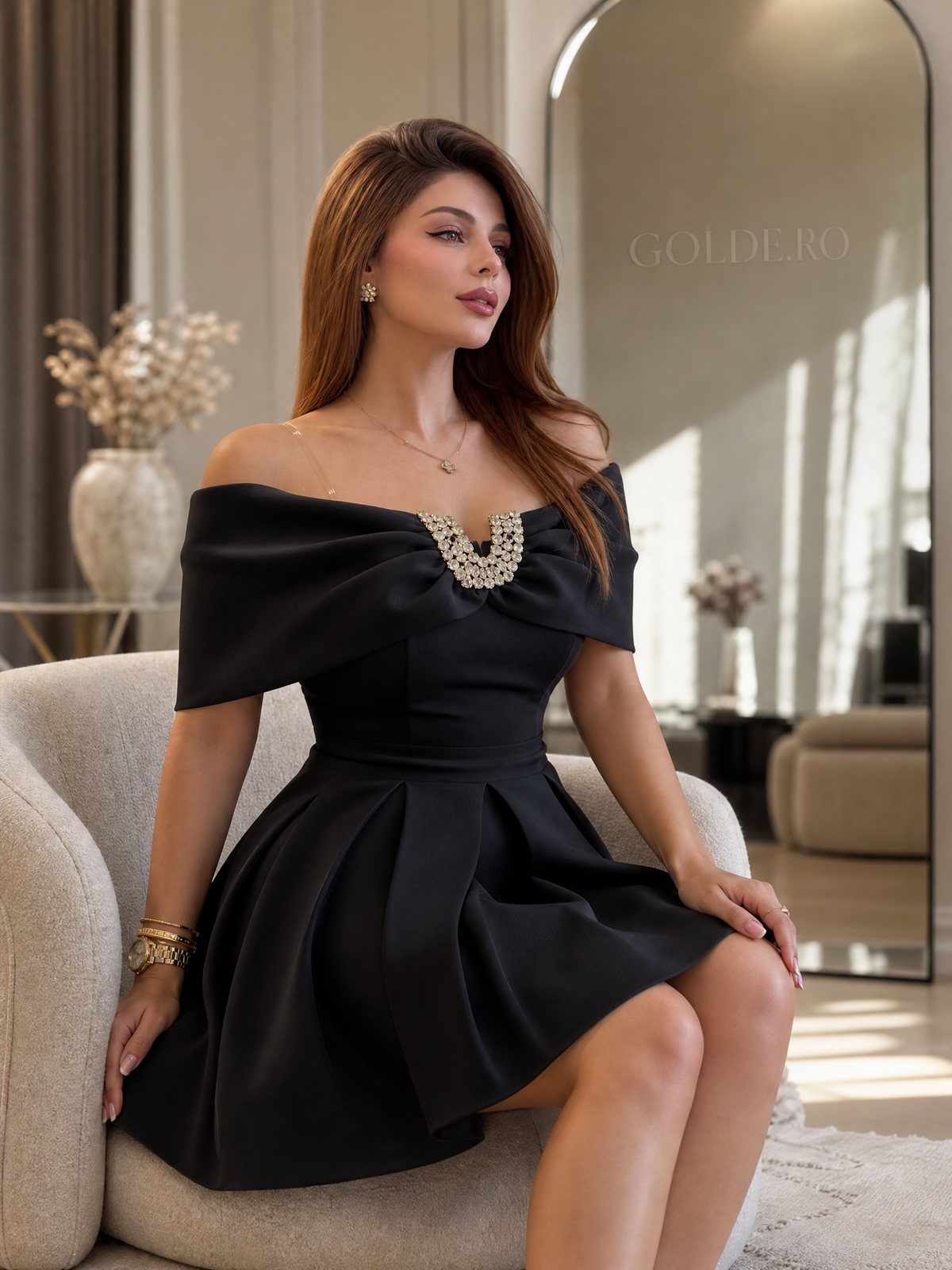 Rochie neagră GOLDÉ - șezând