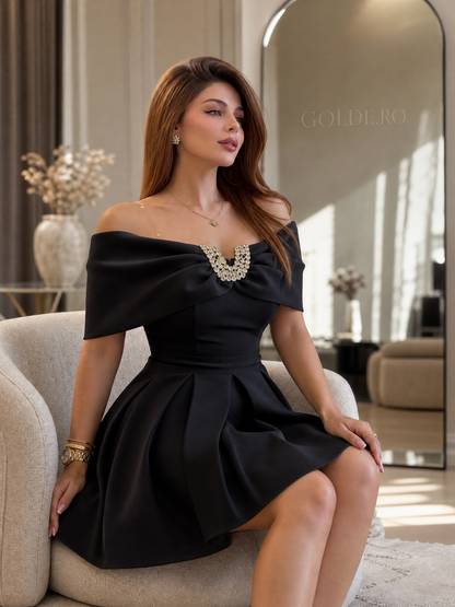 Rochie neagră GOLDÉ - șezând